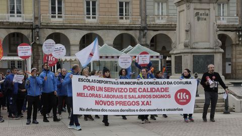 La manifestacin convocada por trabajadores y usuarios de las escuelas deportivas municipales