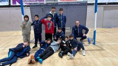 Los jugadores de A Costa, con los entrenadores Ra�l Corz�n y Juan Emilio, junto al encargado de formar el conjunto, Fran Toba