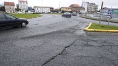 Grietas en la rotonda del Marcide, que se incluye dentro del proyecto para renovar el firme de la carretera de Catabois.