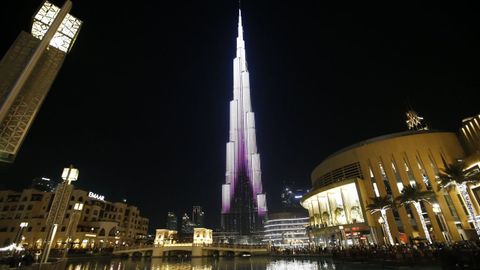 El edificio ms alto del mundo, el Burj Khalifa de Dubai, con las luces encendidas