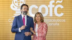 Sara Catrain, nueva presidenta del Colegio de Farmac�uticos de A Coru�a, con su antecesor, H�ctor Castro, tras entregarle la insignia de la entidad