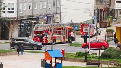 Est� siendo una tarde ajetreada para los bomberos y la Polic�a Local de Carballo. Actuaci�n en la calle Barcelona
