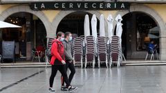 Dos personas pasean por el centro de Avil�s