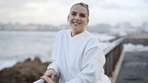 La coru&ntilde;esa Paula Garc&iacute;a Lozano compagina la abogac&iacute;a con su puesto de entrenadora en el Club R&iacute;tmica Coru&ntilde;a