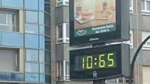 Reloj en el paseo de San Lorenzo.Reloj en el paseo de San Lorenzo