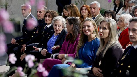 Teresa Portela, Fabiola Martnez, Ins Rey, Manuela Lpez Besteiro y varios agentes de la Polica Nacional durante el acto.