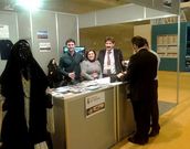 Jorge Mira, Caridad Gonz�lez y Peque�o, en el expositor de Muros.