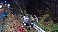Los bomberos de Monforte acudieron para rescatar a los ocupantes de la furgoneta
