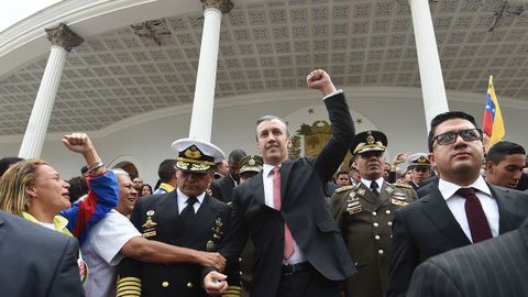 El vicepresidente venezolano, Tareck El Asissami, quien llam a los excluidos por el modelo capitalista y por esta clase poltica aptrida (oposicin) a acudir este mircoles al Parlamento a refrendar su compromiso con la revolucin