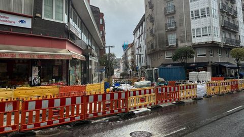 Imagen del cruce de O H�rreo con G�mez Ulla, donde se est� construyendo un paso sobreelevado de prioridad para peatones.