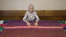 Balbina posa en su casa con una manta tecida por ella hace 73 aos