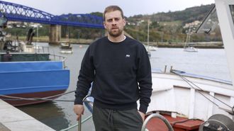 P�rez Mart�nez, de�31 a�os, hijo y nieto de pescadores, hace unos d�as en el muelle eum�s