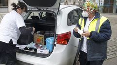 Equipo sanitario que hace PCR a domicilio, en una imagen tomada en diciembre