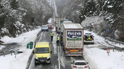 La nieve dificulta la circulacin por la N-640 a la altura del kilmetro 84 provocando grandes retenciones. 