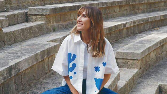 Agustina Guerrero sit&uacute;a en Barcelona su nueva obra, ilustrada en azul y rosa.