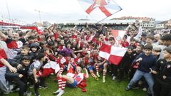 Las im�genes del Arousa celebrando su ascenso a segunda RFEF