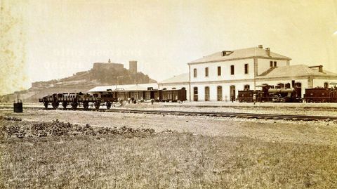 La estación de Monforte en el año 1883, en una foto de libro «Galicia en la Memoria. Crónica fotográfica 1882-1960»
