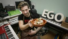 A Cristian le gusta innovar en la m�sica y tambi�n en la cocina: �A portada do disco dun gaiteiro non ten por que ser nun cruceiro�. 