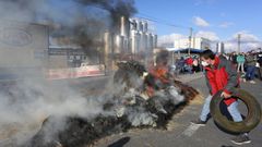Protestas antes la f�brica de Larsa en Robra