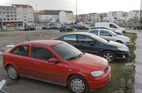 Veh�culos estacionados ayer en uno de los solares habilitados en la zona del Rego da Balsa. 