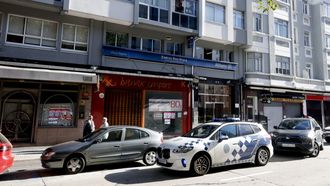 Una patrulla de la Polic�a Local, este martes delante del edificio, minutos antes de la detenci�n del responsable del narcopiso por supuesta violencia machista