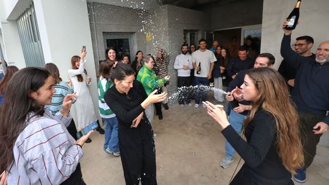 Alegr&iacute;a y champ&aacute;n entre los trabajadores de Bimba y Lola, la firma textil que se mud&oacute; de Mos a Vigo en 2024