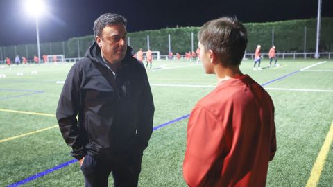 El final del da con Martn, su hijo pequeo, de 13 aos, que acaba de terminar su entrenamiento en As Pontes.