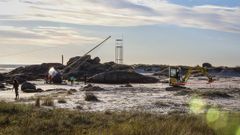 Los trabajadores de produccin ultiman los detalles en la playa de Boca do Ro para colocar el velero en el que viajarn los protagonistas de la serie