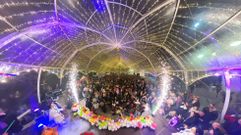 SER� POR LUCES. Desde hace unos a�os, concellos como Vimianzo (en la imagen) apuestan de manera decidida por la iluminaci�n navide�a. Es evidente que, al contrario que Vigo, no va a ser el principal motor de acogida de visitantes,  porque ya solo la emigraci�n es la que destaca en todos los frentes de procedencia. Pero es un atractivo m�s que sumar para quienes apuestan por la Costa da Morte.