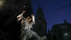 Rosala actuando en Santiago en el 2018, en la plaza de A Quintana, con una de las torres de la Catedral de fondo. Aquel concierto fue gratuito y la catalana estaba inmersa en la gira de presentacin del disco que la catapult a la fama, El Mal Querer.