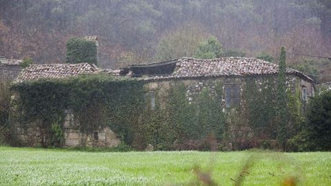 VIMIANZO. El pazo de Trasouteiro es uno de los más antiguos de Galicia. Los propietarios construyeron un pequeño muro en el frente que tuvieron que derribar porque no respetaba la estética ni la tipología del edificio. Sin embargo, los dueños permitieron que el tejado terminara desmoronándose, lo que ha acelerado la degradación del edificio