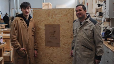 Daniel y Alberto, en el taller de carpintería del IES, donde han pasado muchas horas en las últimas semanas