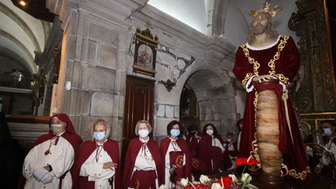 La Irmandade do Cristo da Misericordia sac en procesin las imgenes del Ecce Homo y las vrgenes de la Amargura y la Soledad tras la celebracin de la misa.