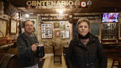 Rafael, empleado de La Navarra, junto a Milagros Guzmn, responsable actual del bar centenario de Pontevedra