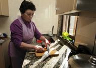 Carmen Herb�n limpiando una lamprea