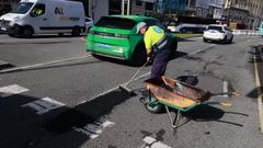 Uno de los operarios que trabajan en el operativo para sanear los puntos cr�ticos en las carreteras. El que tap�, en la plaza de Mina, era uno de los socavones que hab�a sido denunciado en La Voz a mediados de febrero. El Ayuntamiento avanza que seguir�n con actuaciones semanales