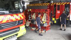 Efectivos y veh�culos en el parque municipal de bomberos de Ferrol, en foto de archivo.