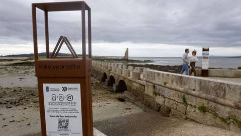 O soporte para mbil que enfoca a ponte e a torre de San Sadurnio
