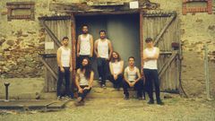 El disco de La M.O.D.A. est� producido por Gorka Urbizu (Berri Txarrak), quien durante el proceso de grabaci�n se convirti� en el octavo miembro del grupo. �Ven�a al estudio y era uno m�s. Lo compart�amos todo�.