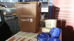 Un equipo de contenedor y bolsas para el compostaje