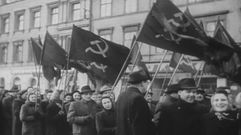 Varios comunistas portando banderas por las calles.Varios comunistas portando banderas por las calles