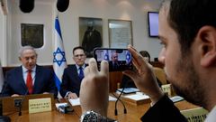Un asesor del primer ministro, Benjamin Netanyahu, retransmite una de sus intervenciones a trav�s de Facebook