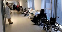 La imagen fue tomada ayer a las cuatro y media de la tarde en los pasillos de urgencias.