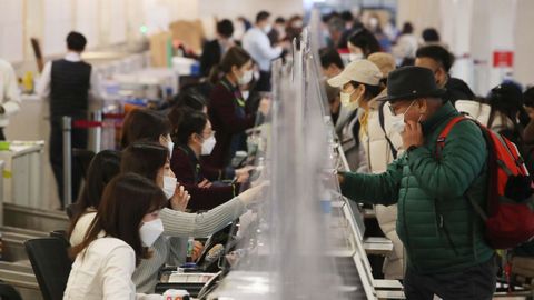 Ciudadanos surcoreanos en el aeropuerto de Se�l