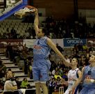 Leonavicius la hunde en el aro del Clavijo en un lance de la primera mitad del choque.