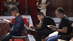 J�venes seminaristas orando juntos en Santiago entre clase y clase