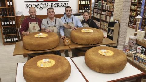 Raimundo Meizoso y su hijo, de Queseras del Eume, flanqueados por Manuel y Laura Domnguez Barral, el jueves con las cuatro piezas extra grandes y una del tamao ms habitual