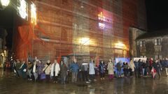 Protesta de vecinos de Melide en contra de que encalen la iglesia parroquial de Melide.El vecindario de Melide rodea la iglesia parroquial en un acto de protesta