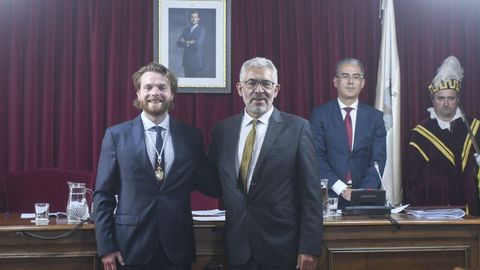 Foto de archivo del a�o 2023. El concejal m�s joven, Jorge Bustos, impone la medalla al concejal de m�s edad y ahora alcalde, Miguel Fern�ndez