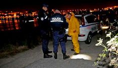 Los agentes identifican a uno de los mariscadores irregulares sorprendidos en O Burgo.